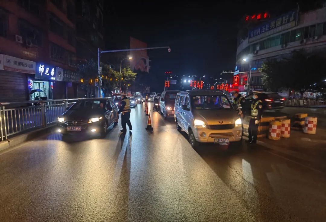 泸州公安交警开展夜间重点违法专项整治-8.jpg