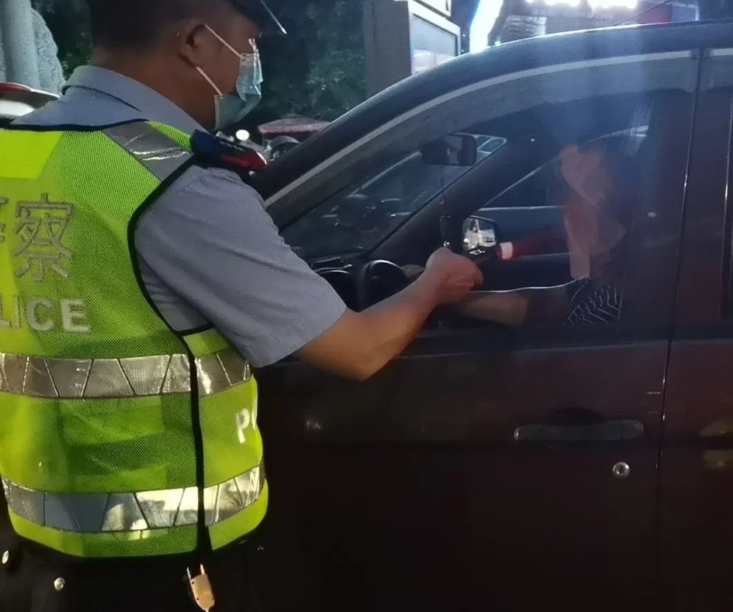泸州公安交警开展夜间重点违法专项整治-9.jpg