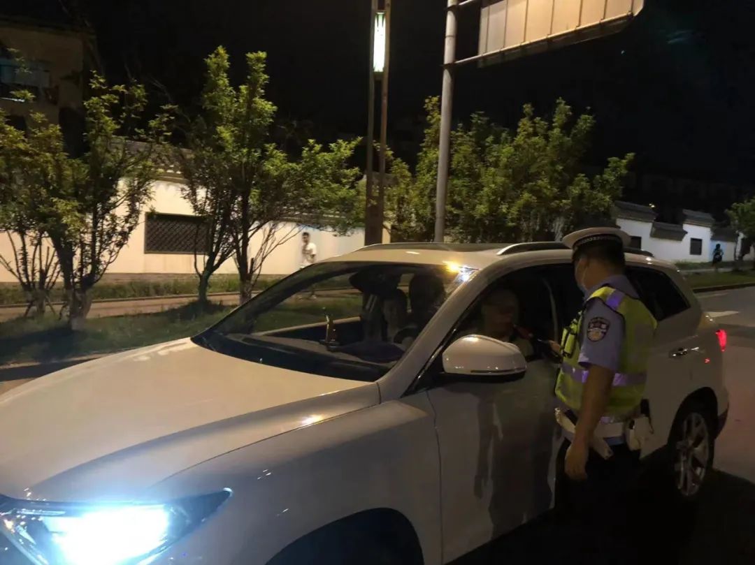 泸州公安交警开展夜间重点违法专项整治-12.jpg
