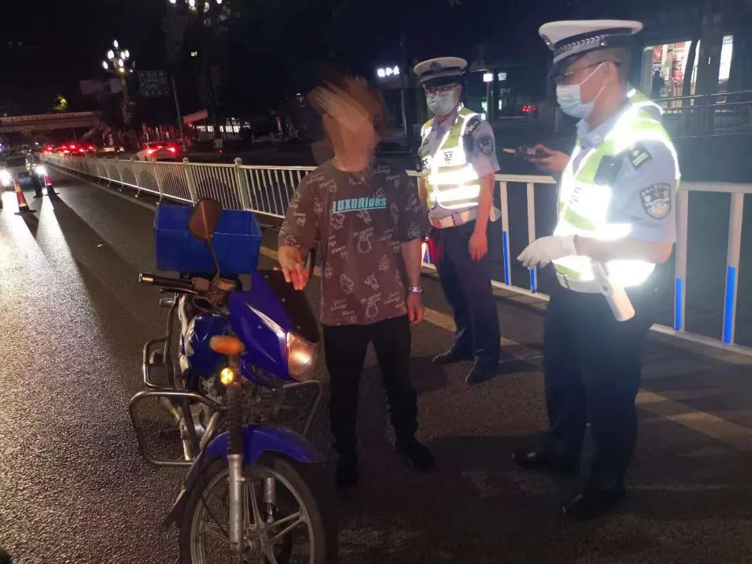 泸州公安交警开展夜间重点违法专项整治-16.jpg