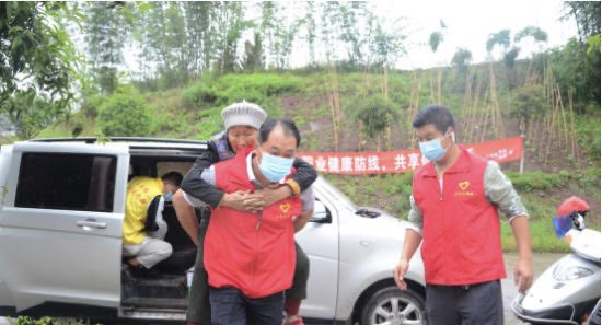 泸州纳溪：爱心专车免费接送群众疫苗接种-1.jpg