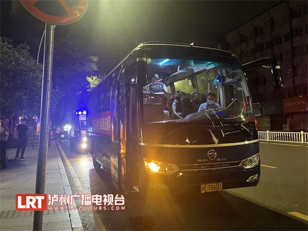 再出征！泸州援吉林核酸检测队员星夜驰援广安-2.jpg