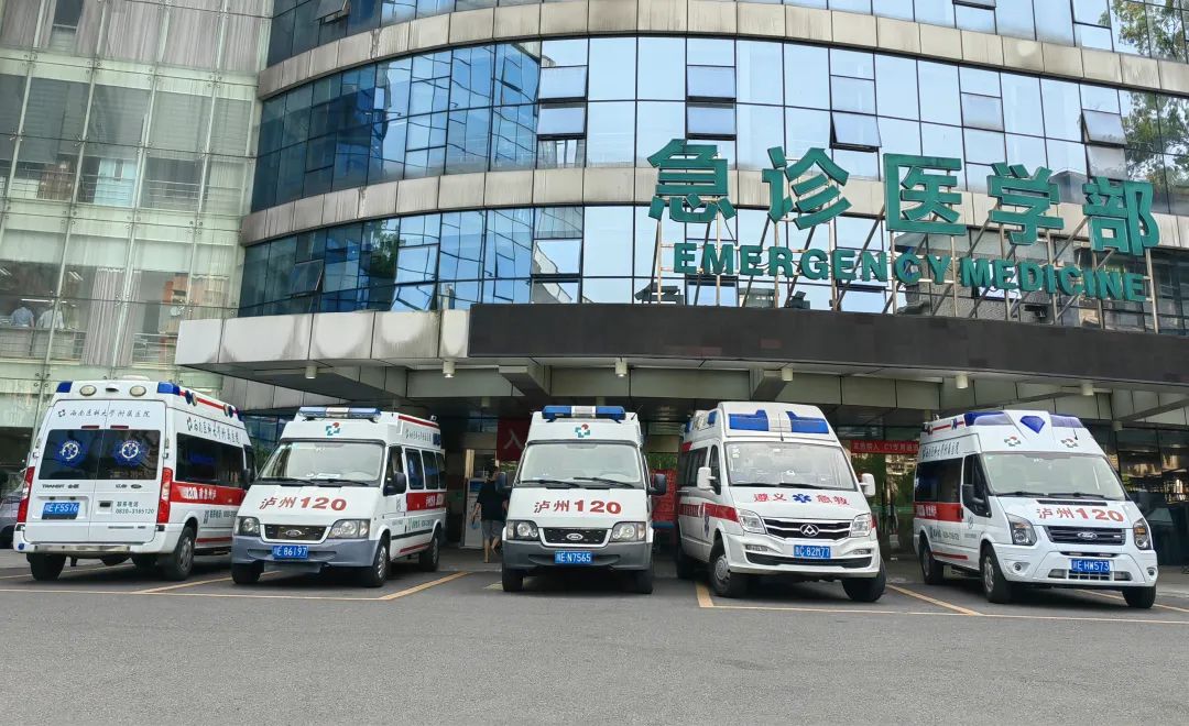 泸州一病人砸玻璃窗欲跳楼 危急时刻……-2.jpg