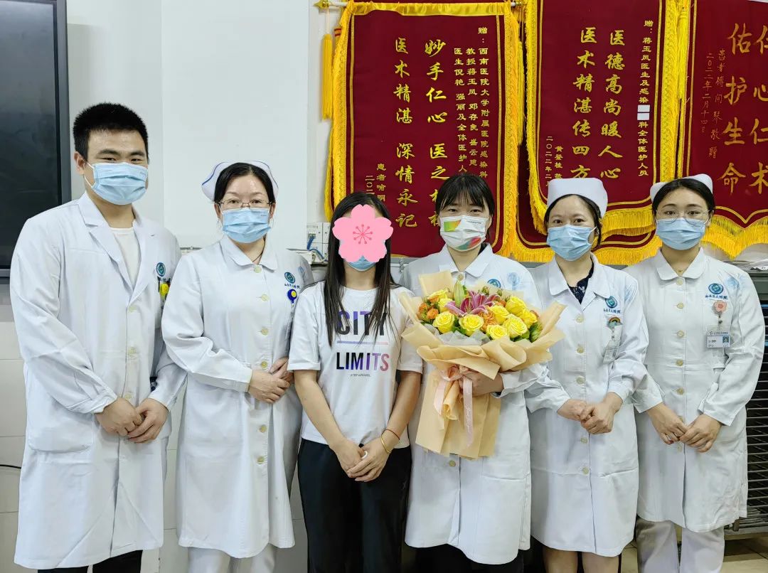 泸州一病人砸玻璃窗欲跳楼 危急时刻……-1.jpg