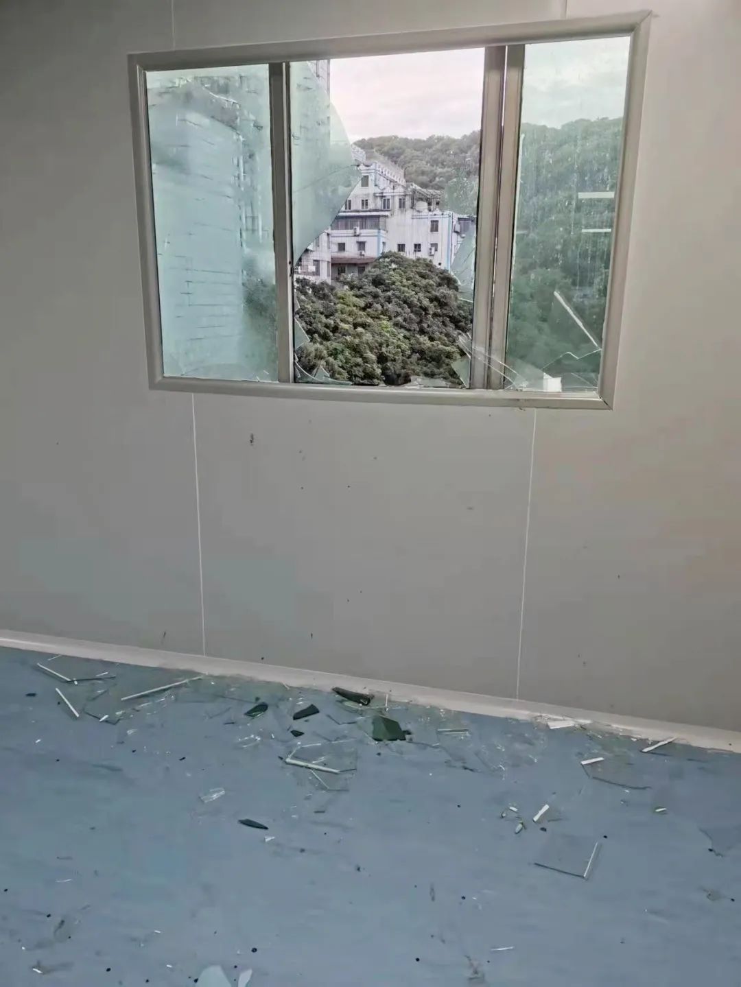 泸州一病人砸玻璃窗欲跳楼 危急时刻……-3.jpg