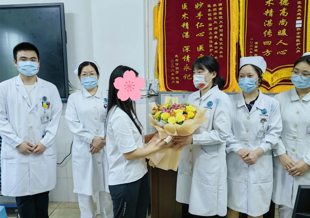 泸州一病人砸玻璃窗欲跳楼 危急时刻……-5.jpg