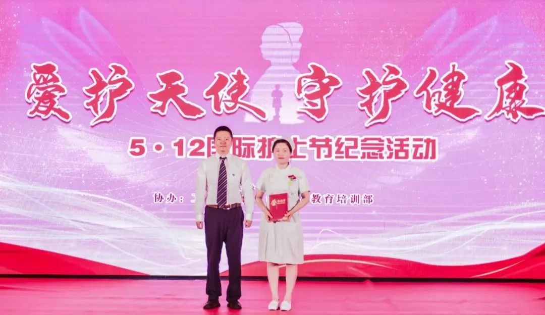 泸州一病人砸玻璃窗欲跳楼 危急时刻……-7.jpg