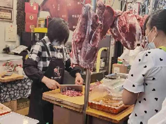 洗、切、剥、摘，就差帮煮帮吃！泸州菜市场如此“内卷”-6.jpg