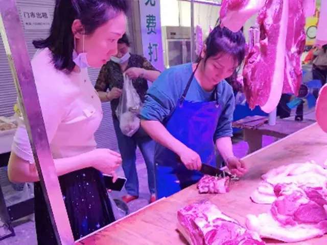 洗、切、剥、摘，就差帮煮帮吃！泸州菜市场如此“内卷”-7.jpg