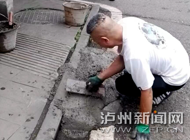 人行道出入口改造 守好泸州人“脚下的安全”-1.jpg