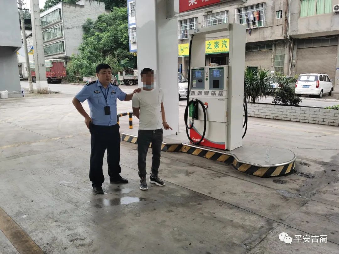 泸州这名男子太疯狂，冲卡+撞警车+逃逸！-1.jpg