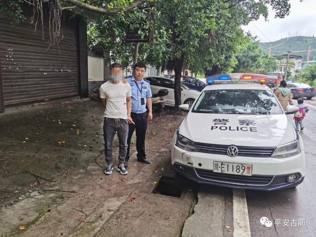 泸州这名男子太疯狂，冲卡+撞警车+逃逸！-3.jpg