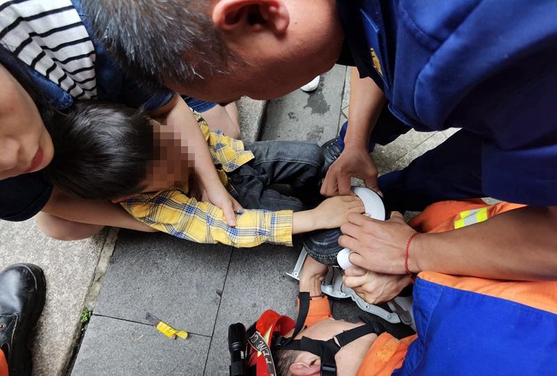 情况危急！六岁男童手指被卡平衡车，泸州消防10分钟紧急施救-2.jpg