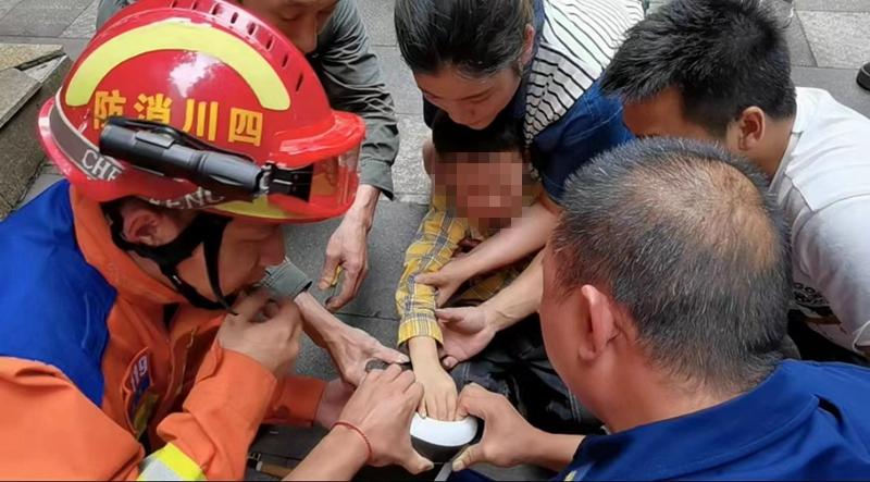 情况危急！六岁男童手指被卡平衡车，泸州消防10分钟紧急施救-1.jpg