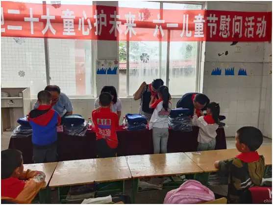 泸县太伏镇党委、政府到万定小学开展：“喜迎二十大 童心护未来”六一慰问活动-4.jpg