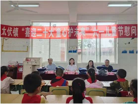 泸县太伏镇党委、政府到万定小学开展：“喜迎二十大 童心护未来”六一慰问活动-2.jpg