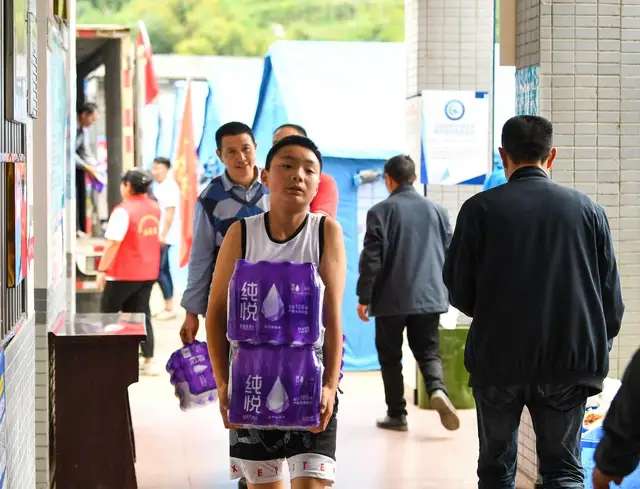 救援、安置、迎考——直击震后24小时的四川芦山-2.jpg