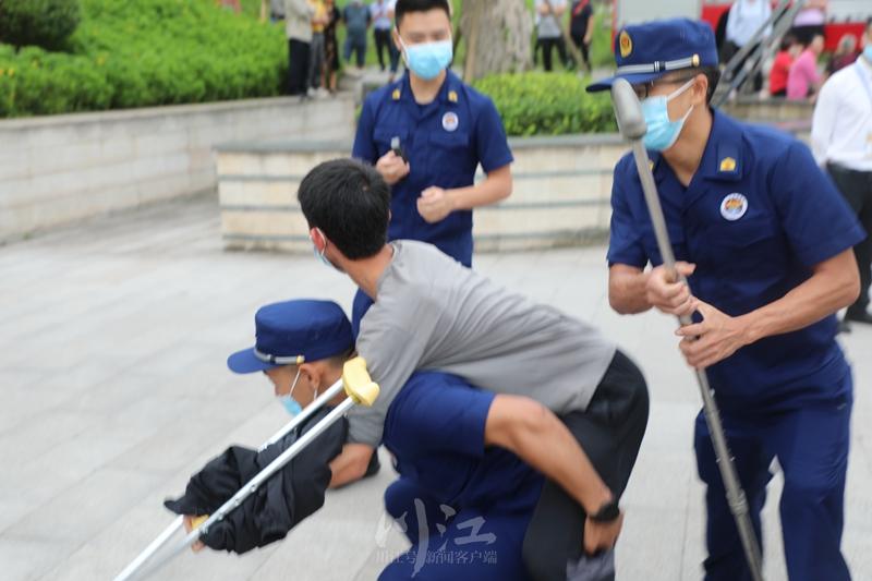 暖心！高考第一天，泸州消防员背着这名考生进了考场-1.jpg