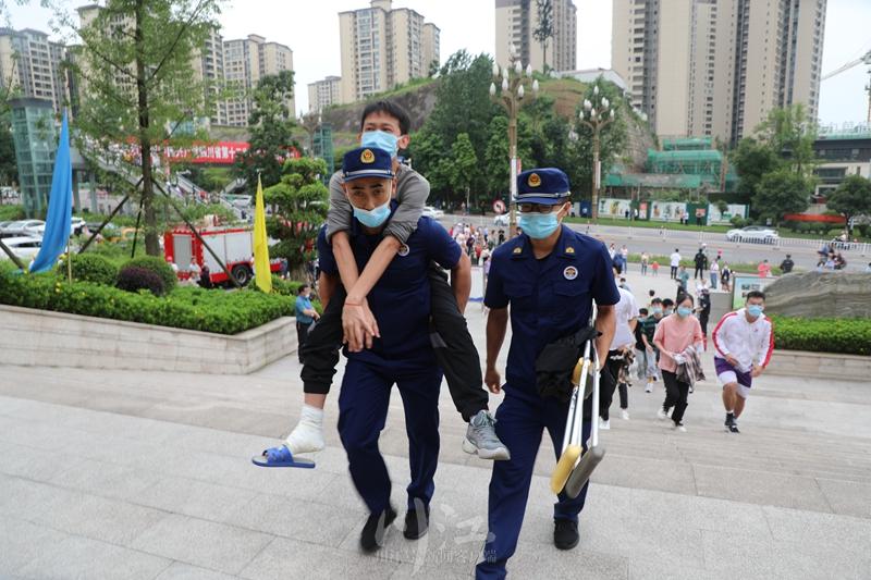 暖心！高考第一天，泸州消防员背着这名考生进了考场-2.jpg