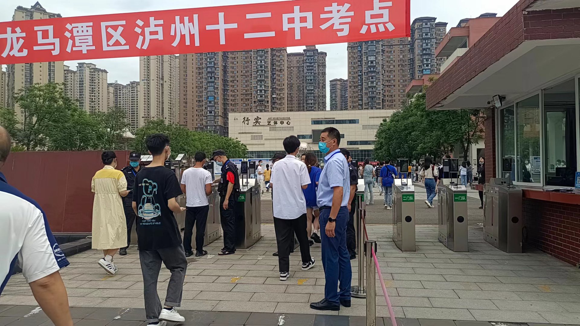 滚动更新|直击泸州高考现场！祝愿所有考生都能旗开得胜！-7.jpg