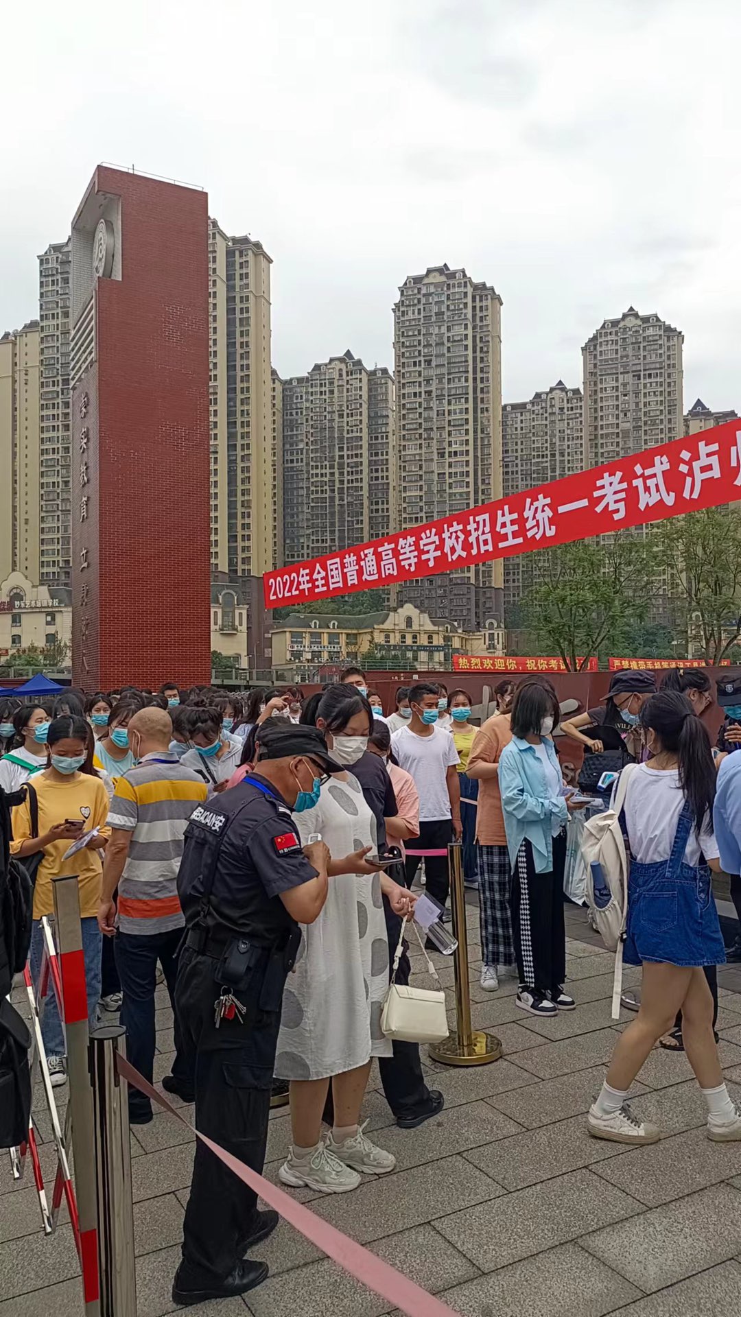 滚动更新|直击泸州高考现场！祝愿所有考生都能旗开得胜！-8.jpg