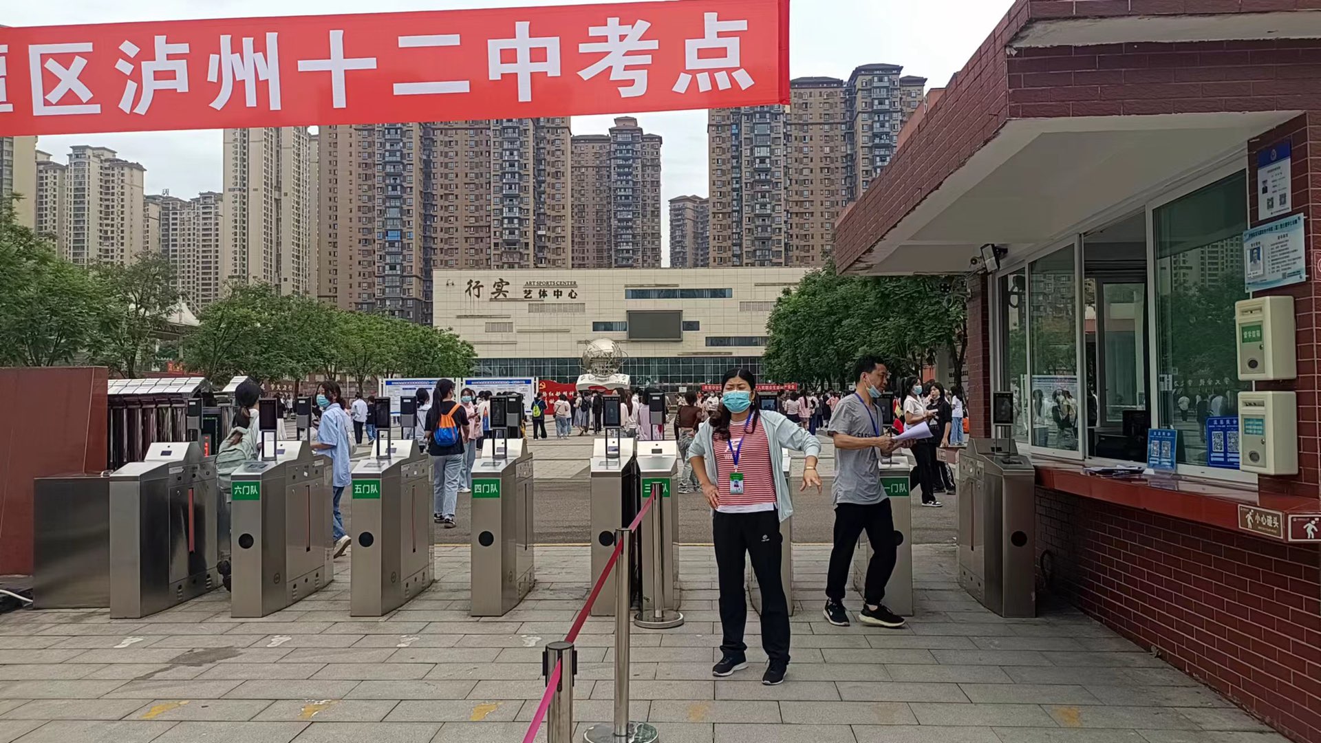 滚动更新|直击泸州高考现场！祝愿所有考生都能旗开得胜！-9.jpg