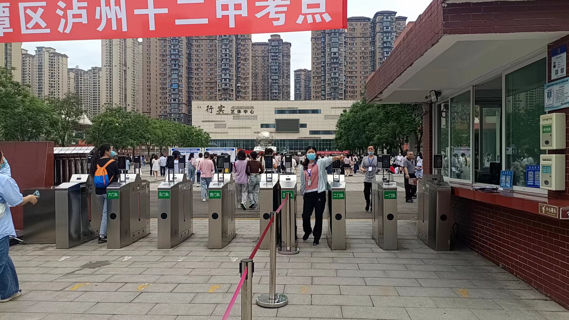 滚动更新|直击泸州高考现场！祝愿所有考生都能旗开得胜！-11.jpg