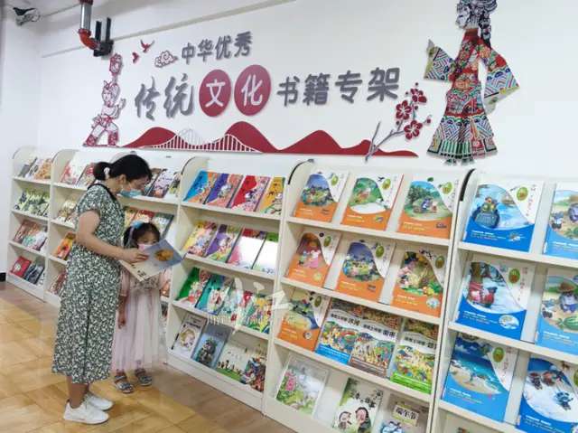 泸州市图书馆设“中华传统文化书籍专架”，800册书籍随便读-1.jpg