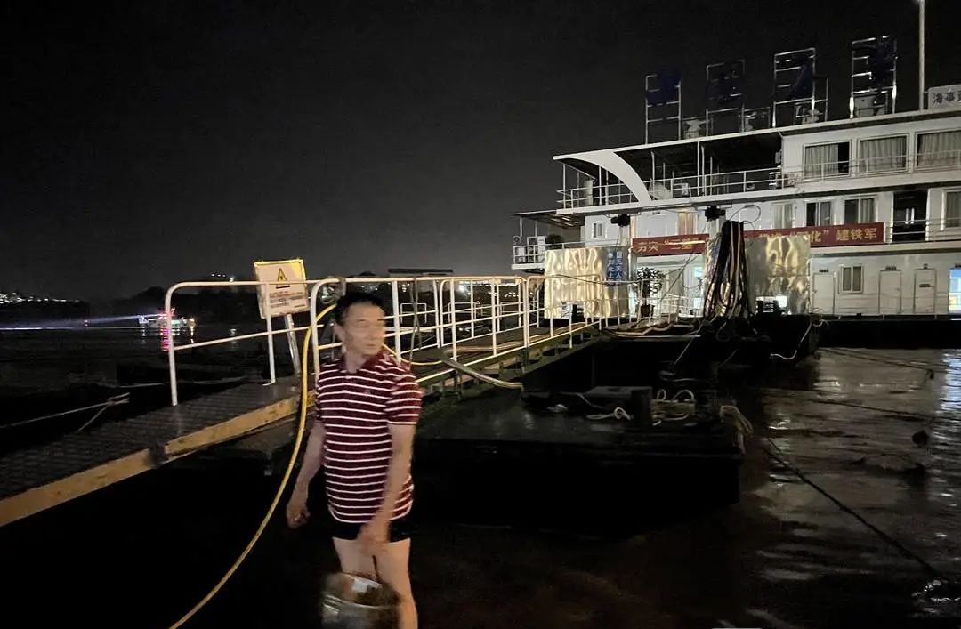 泸州又一溺水事件！祖孙俩江边玩耍落水，外公被救起5岁男童仍在搜救之中-4.jpg