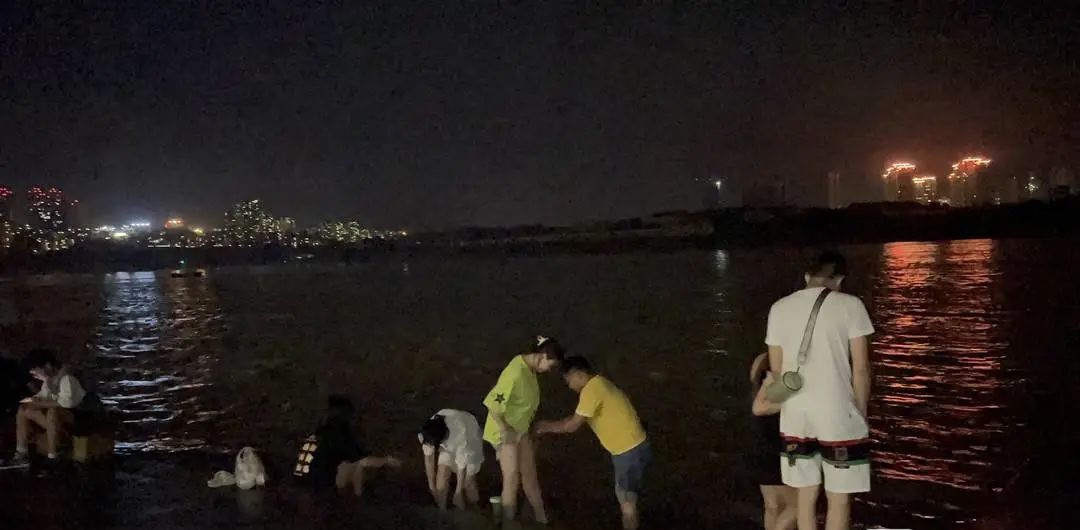 泸州又一溺水事件！祖孙俩江边玩耍落水，外公被救起5岁男童仍在搜救之中-7.jpg