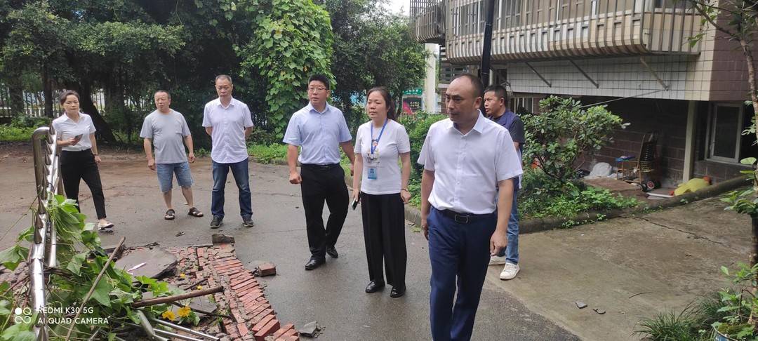 泸州这个小区堡坎垮塌，多方紧急排危守护社区平安-2.jpg