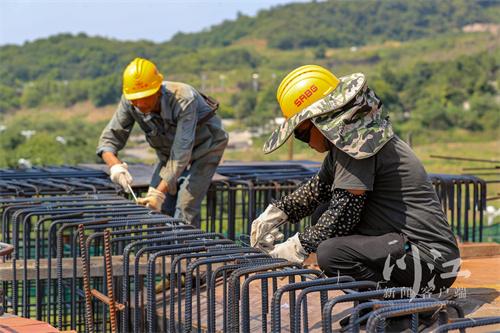 带着4公斤的水壶、两套衣服，高温下他们在重点项目建设挥洒汗水-3.jpg