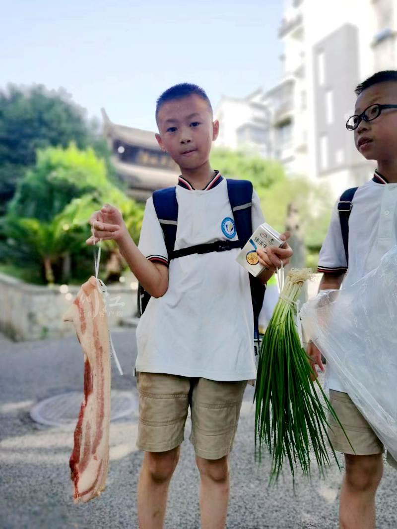 好好学习有肉吃！泸州学生收到花式期末奖励-1.jpg