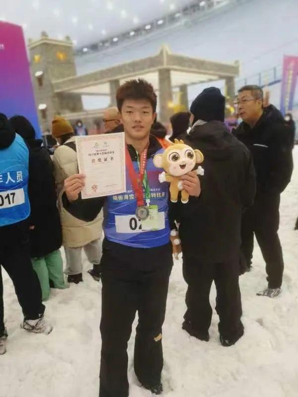 泸州健儿冰雪比赛项目有突破，这块奖牌很“清凉”-1.jpg