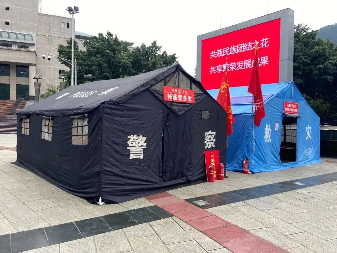 公安部、省公安厅支援灾区抗震救灾物资抵运一线-3.jpg