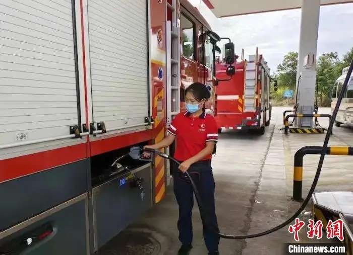 中国石化力保四川抗震救灾油气供应 紧急调动500余吨应急油-1.jpg