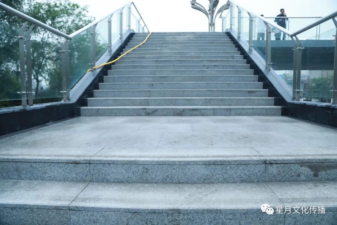 合江县荔枝文化广场1号人行天桥10月29日投用-4.jpg