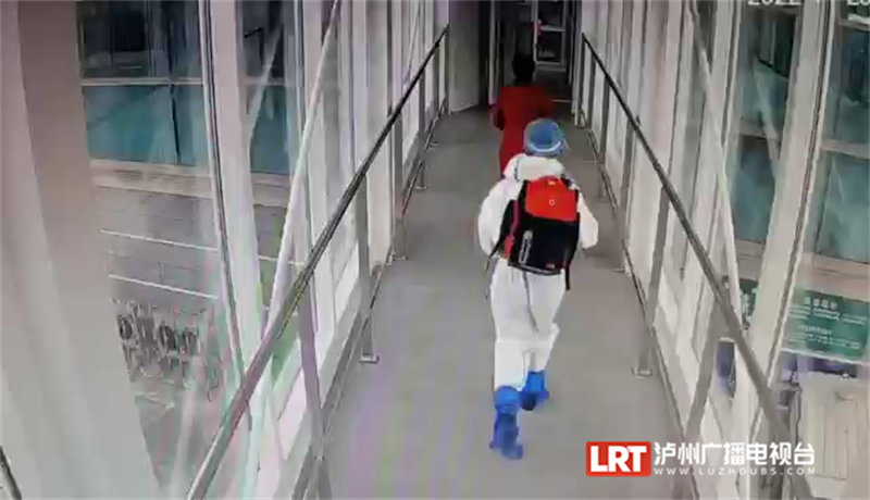 男孩飞机上突发疾病 泸州机场上演生命接力-1.png