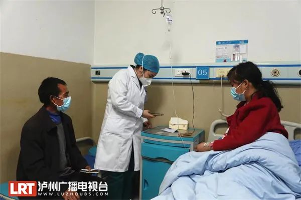 牵动人心！泸州一产妇路边分娩，路人、护士齐伸援手……-2.jpg