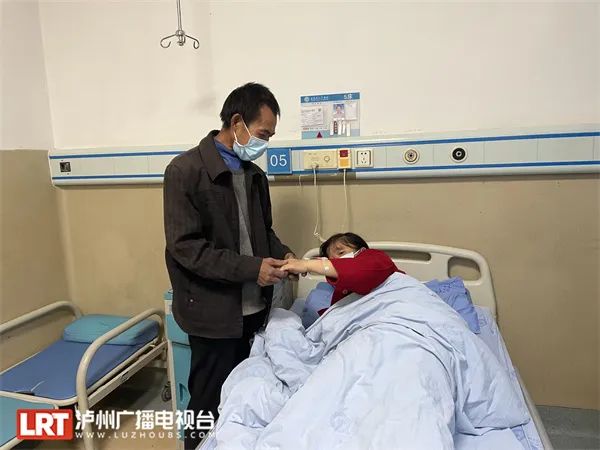 牵动人心！泸州一产妇路边分娩，路人、护士齐伸援手……-4.jpg
