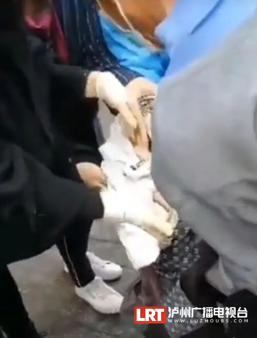 牵动人心！泸州一产妇路边分娩，路人、护士齐伸援手……-1.jpg