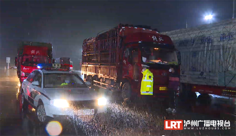 G76厦蓉高速纳黔段：撒盐除雪 确保高速安全畅通-2.png