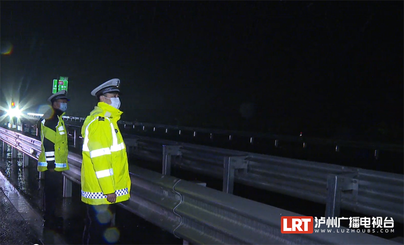 G76厦蓉高速纳黔段：撒盐除雪 确保高速安全畅通-4.png