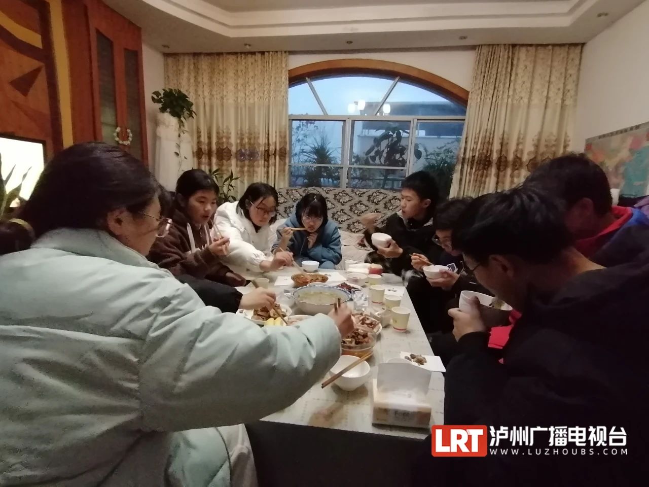 超有爱！泸州一校长为留校学生做饭，网友：羡慕了-2.jpg