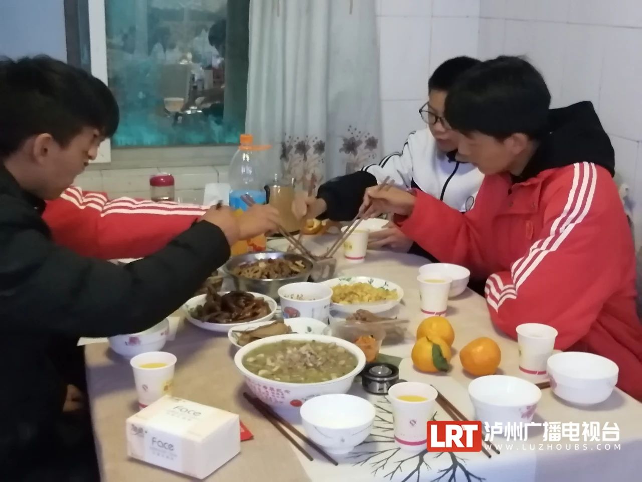 超有爱！泸州一校长为留校学生做饭，网友：羡慕了-3.jpg