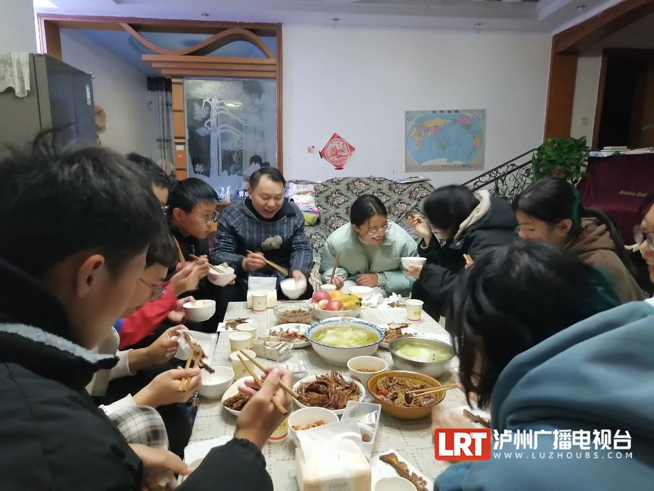 超有爱！泸州一校长为留校学生做饭，网友：羡慕了-1.jpg