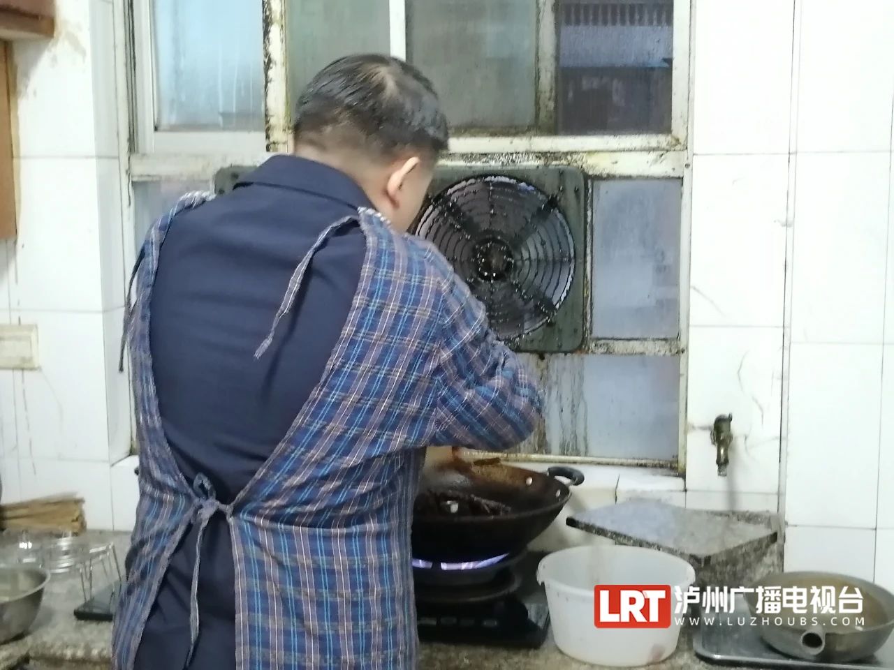 超有爱！泸州一校长为留校学生做饭，网友：羡慕了-4.jpg