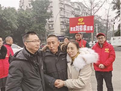 等了33年，泸州这对兄妹终于等到失踪的弟弟回家团年-1.jpg