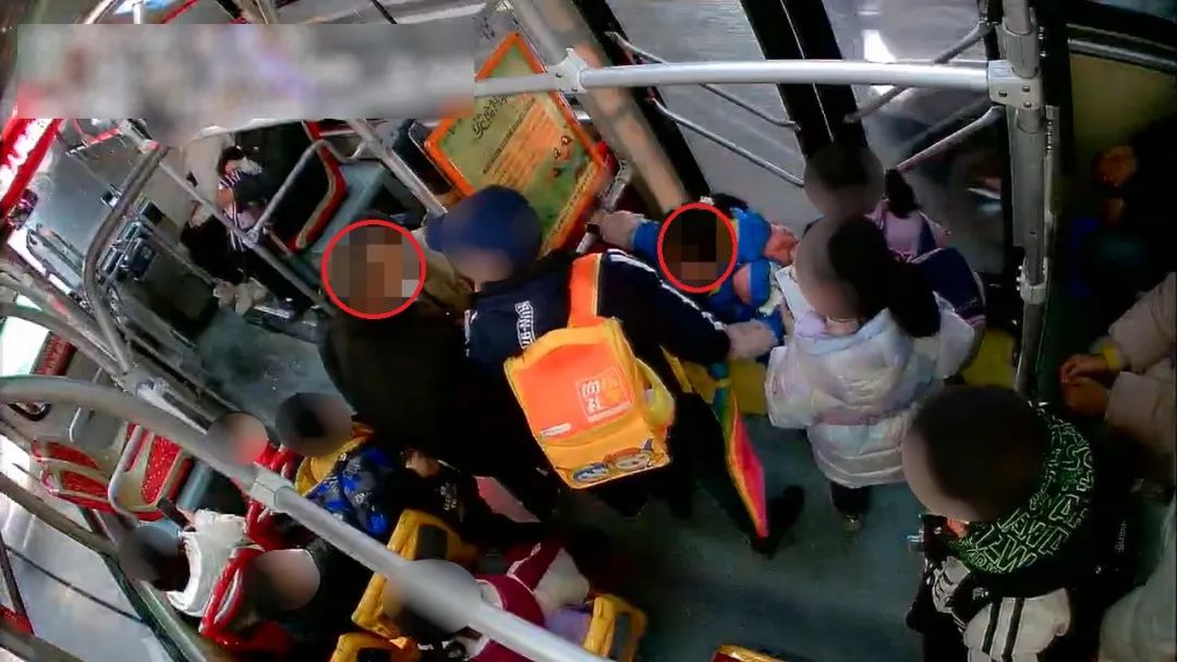 泸州公交车人贩子抢孩子！喝了酒，你必须是我的孙女……-4.jpg