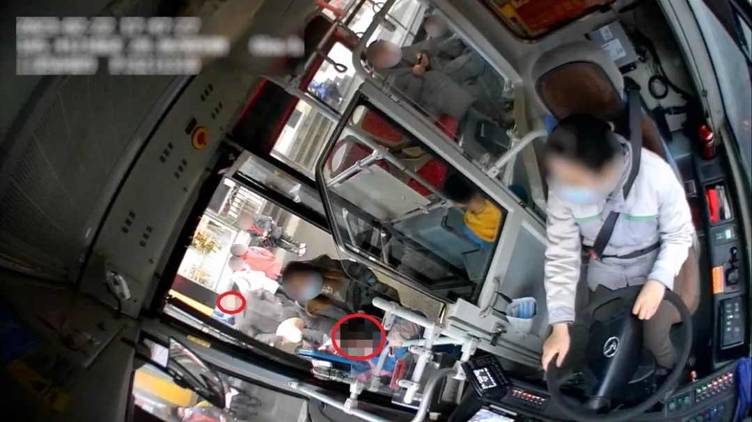 泸州公交车人贩子抢孩子！喝了酒，你必须是我的孙女……-5.jpg